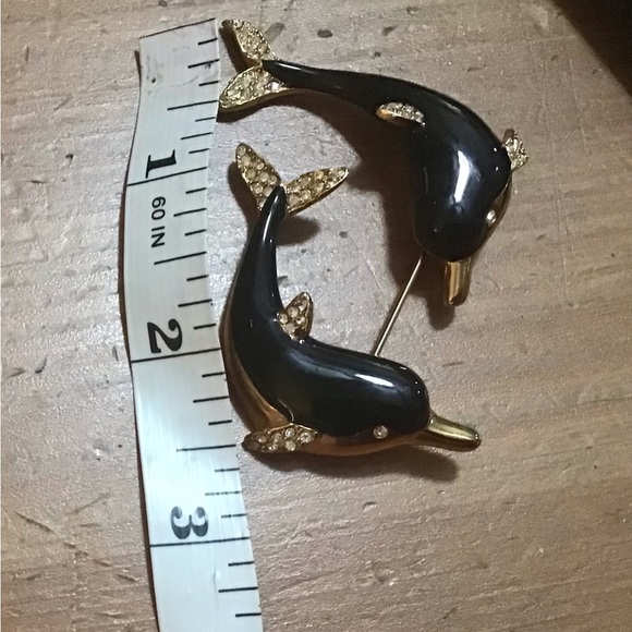 Kenneth J. Lane: Double Dolphin 3D stick pin/brooch gold tone black and gold. - Picture 9 of 9